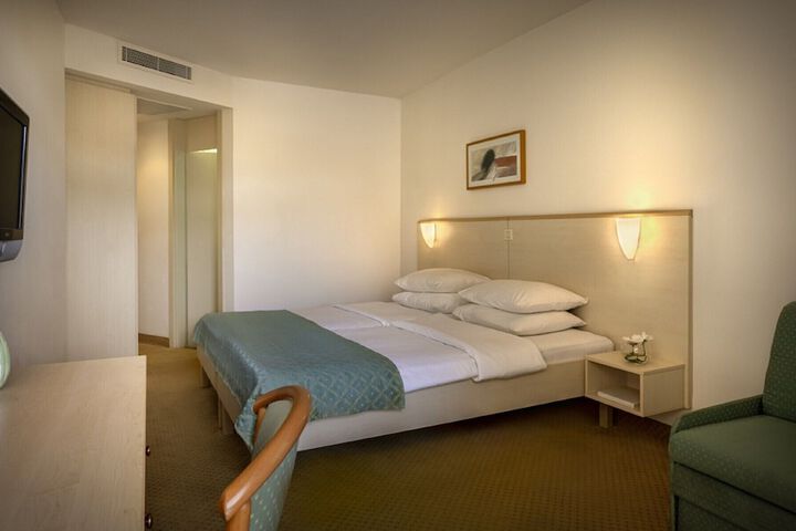 Room 13 of 44