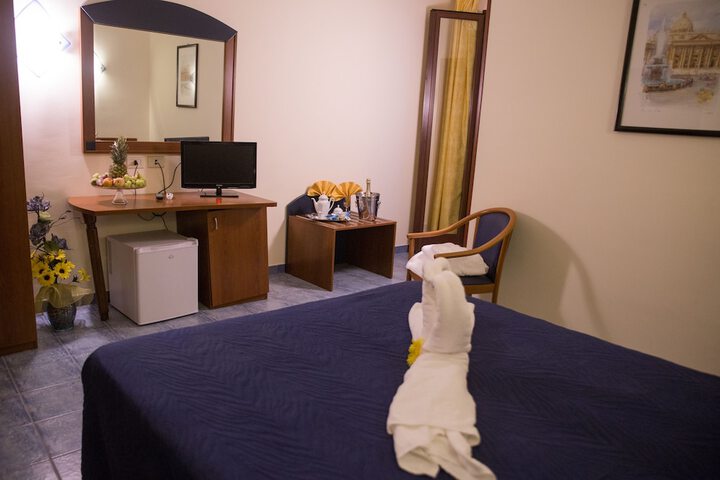 Room 6 of 32