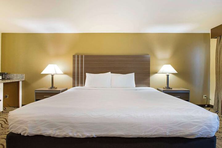 1 King Bed Microwave and Refrigerator Flat Screen Television High Speed Internet Accessible (6 of 20)