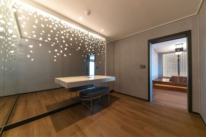 Room 53 of 111