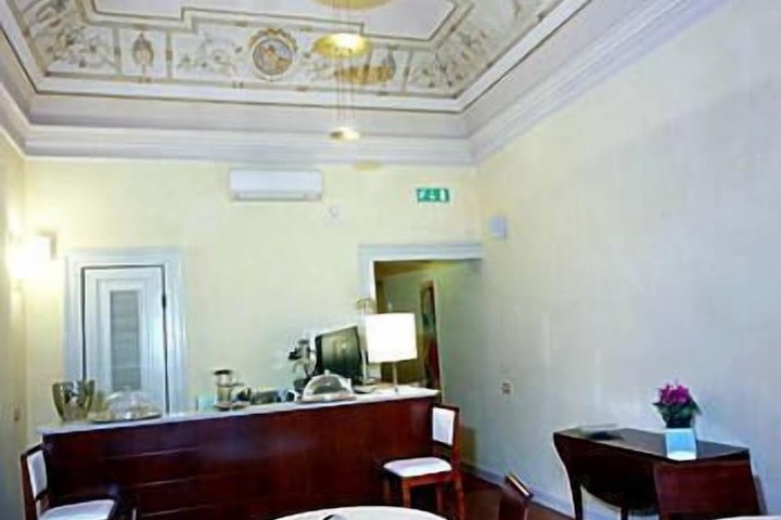 Lounge 21 of 33