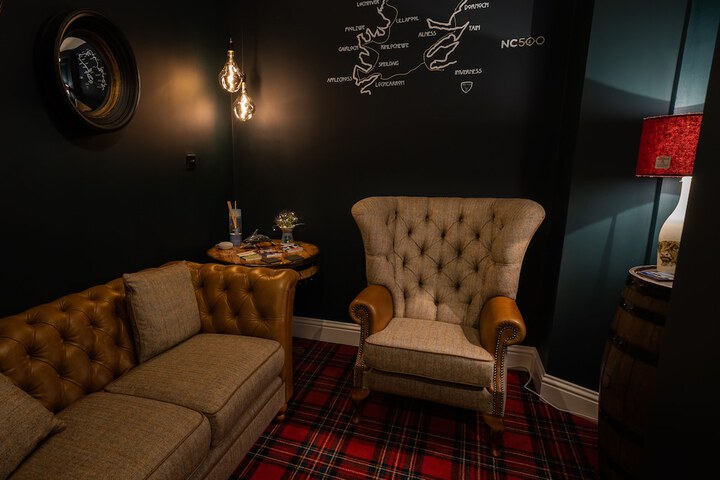 Lounge 43 of 51