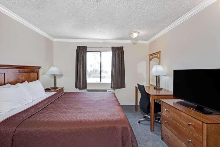 1 King Bed (6 of 20)