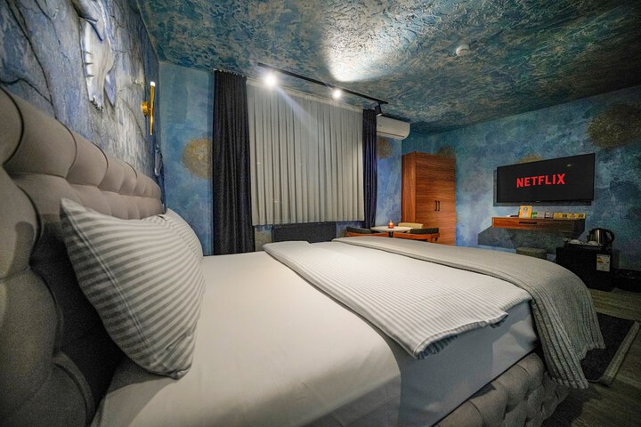 Room 141 of 244