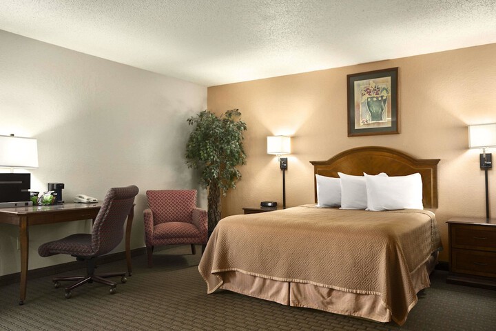 1 Queen Bed (1 of 22)
