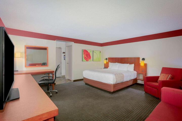 1 King Bed (4 of 7)