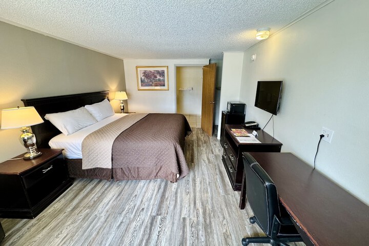 1 King Bed (3 of 22)