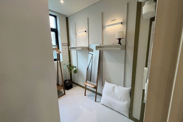 Room 27 of 49