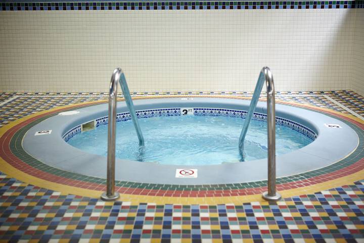 Indoor spa tub