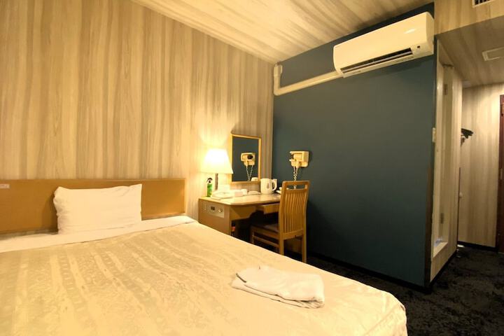 Room 10 of 33