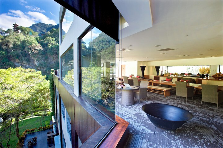 Lounge 75 of 92