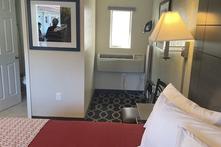 1 King Bed (4 of 12)