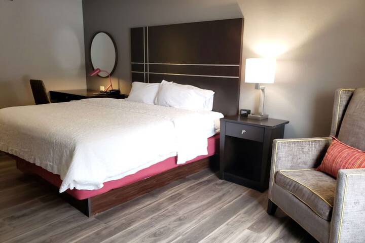 1 King Bed (21 of 22)