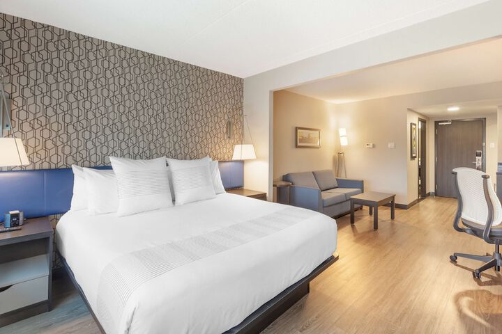 1 King Bed Sofa Bed Microwave and Refrigerator Keurig Coffee Maker Walk in Shower Full Breakfast (5 of 13)