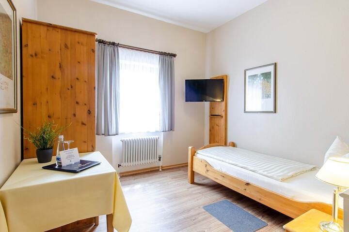 Room 5 of 33