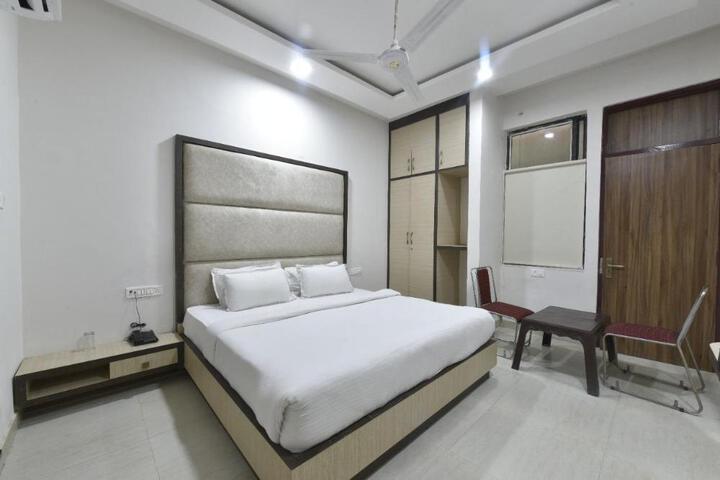 Hotel Crown Plaza Malviya Nagar