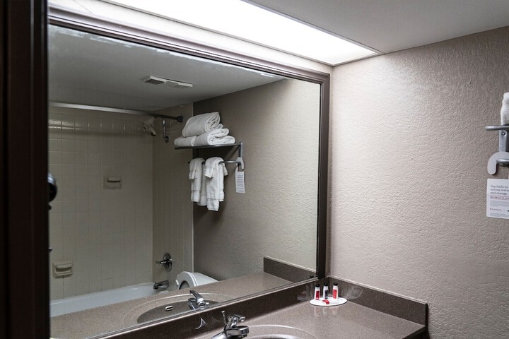 1 King Bed Refrigerator, Microwave (10 of 11)