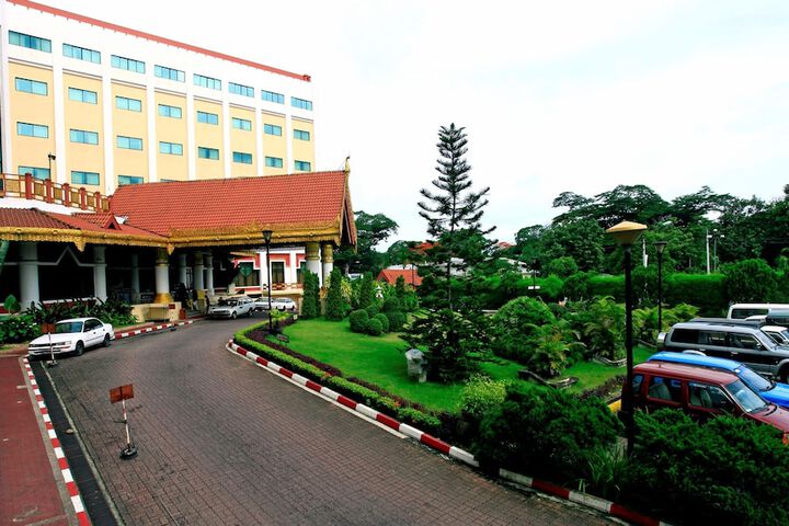 Hotel Exterior 66 of 68