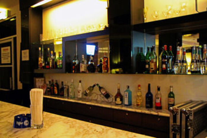 Lounge 20 of 39