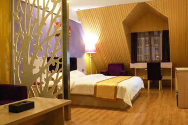 Room 7 of 8