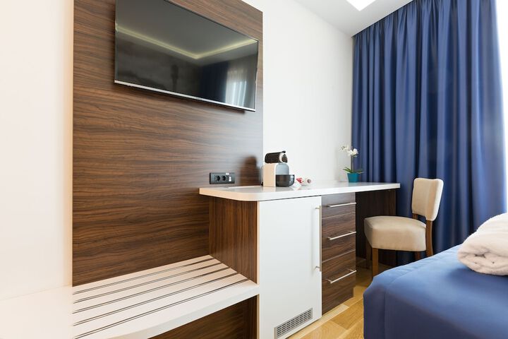 Room 13 of 36