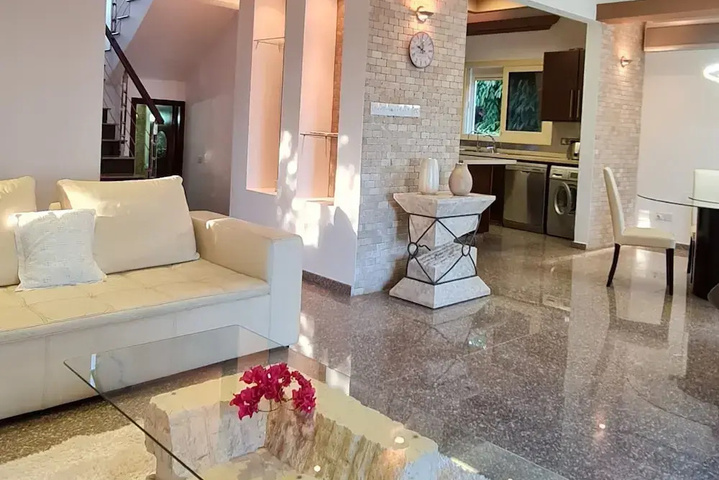 Stunning 5-bed Beach Front Villa Private Beach
