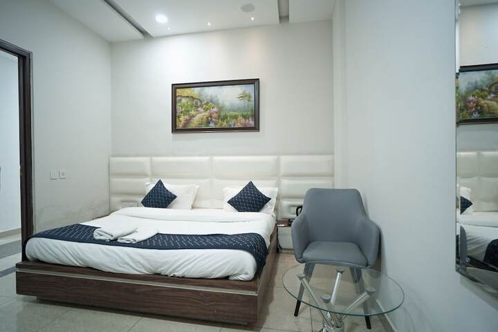 Room 9 of 25