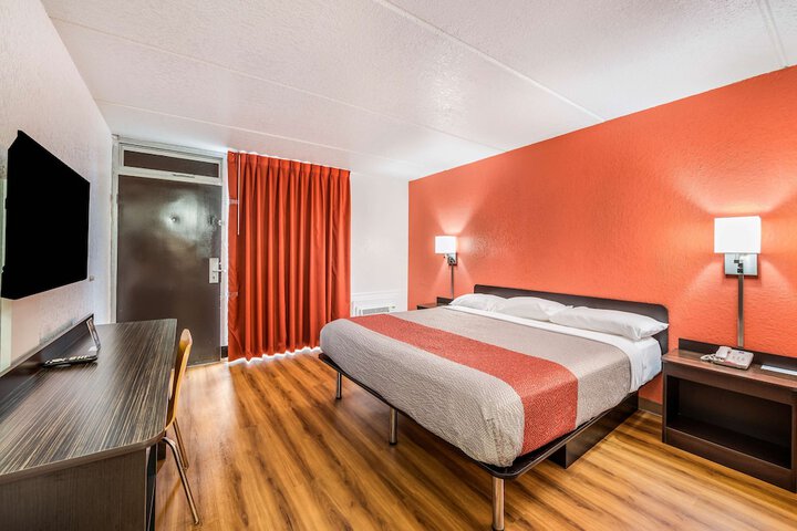 1 King Bed (12 of 14)
