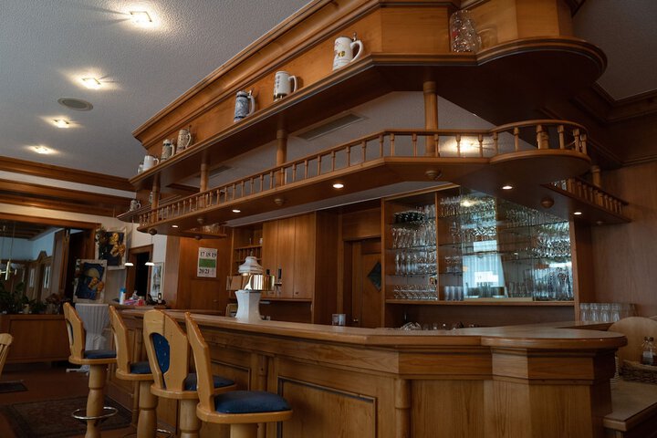 Lounge 22 of 27