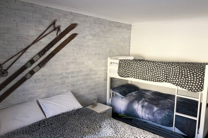 Room 6 of 10