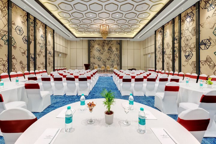 Ballroom/Hall 28 of 31