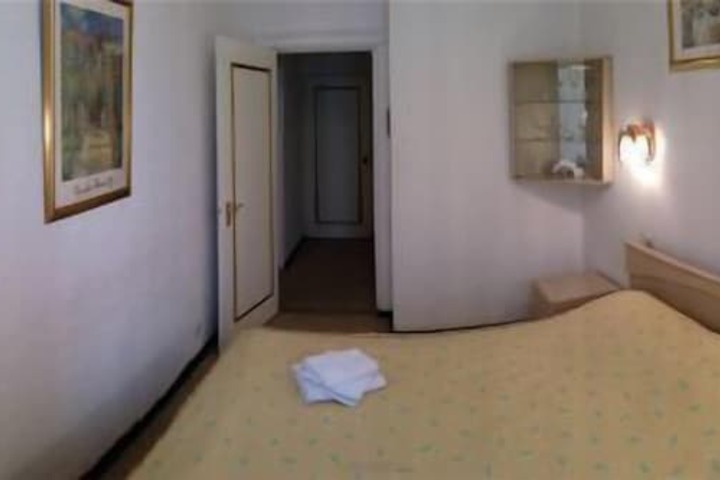 Room 4 of 61