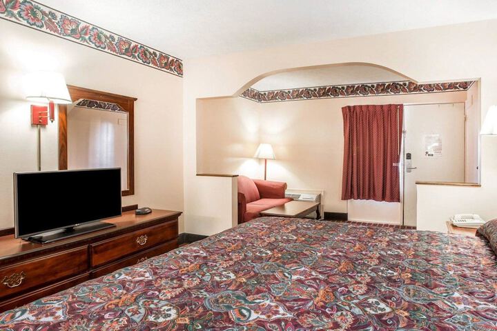 1 King Bed (5 of 12)