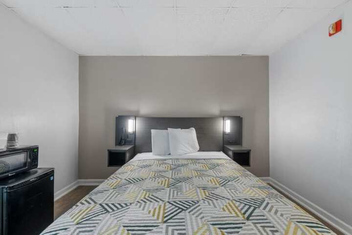 Executive Queen Bed (3 of 3)