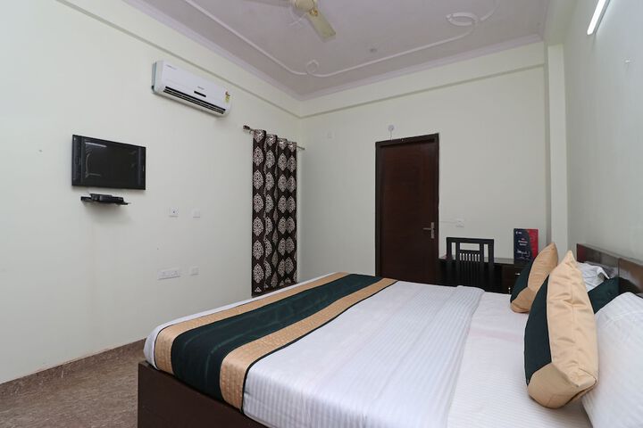 Room 7 of 12
