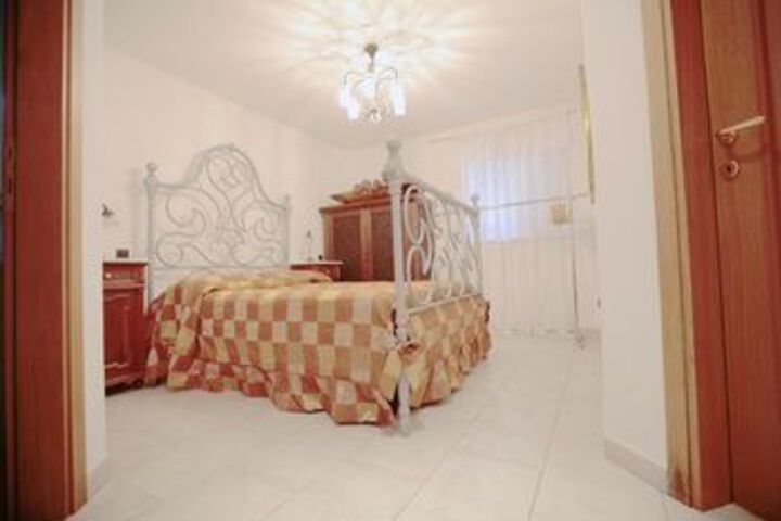 Room 8 of 17