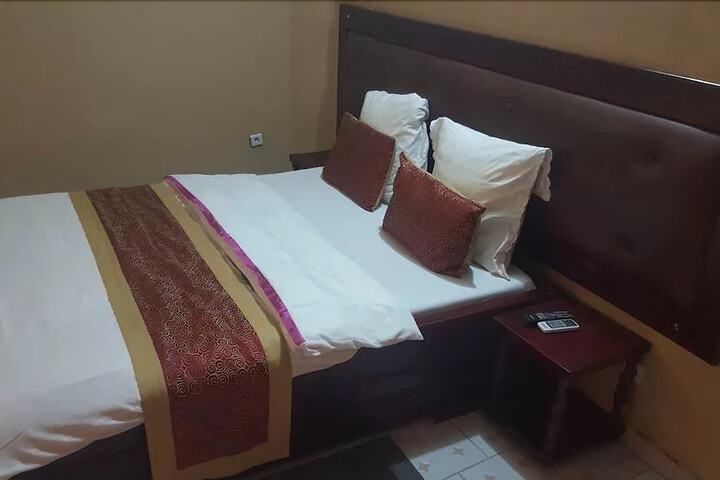 Room 5 of 9
