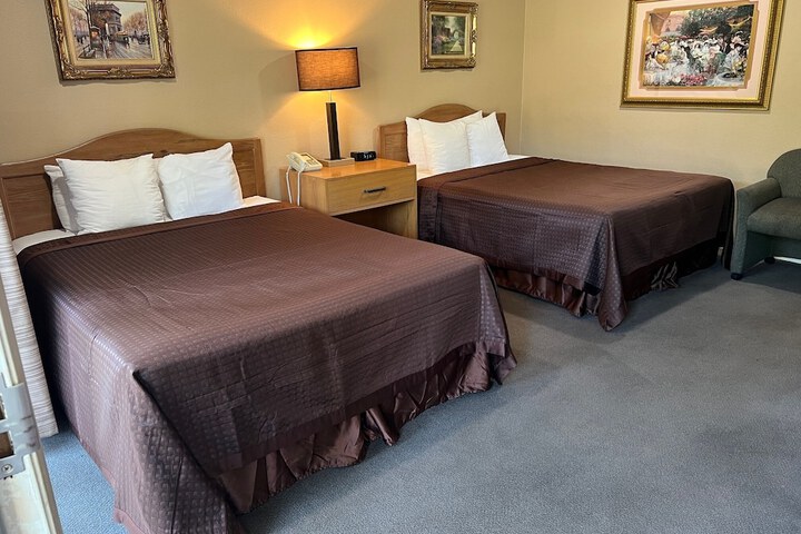 2 Queen Beds (7 of 24)