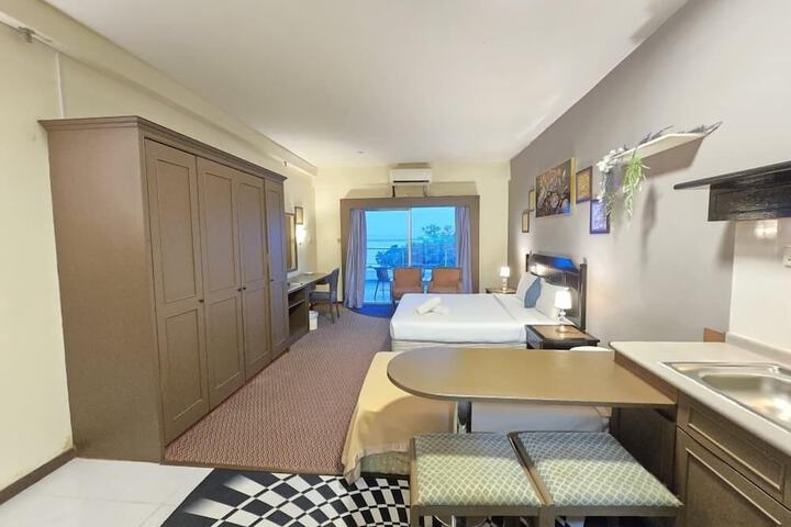 Room 373 of 650