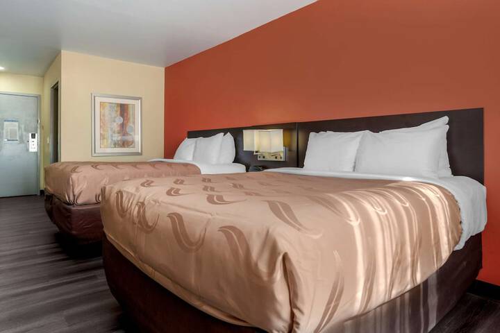 2 Queen Beds (5 of 6)