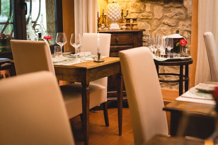 Dining 91 of 109