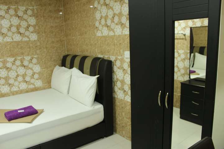 Room 13 of 32