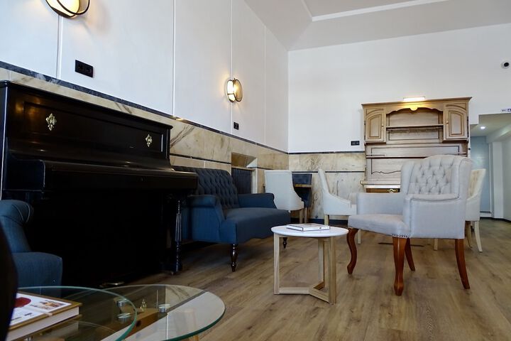 Lounge 61 of 74