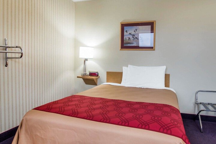 1 Queen Bed (2 of 14)