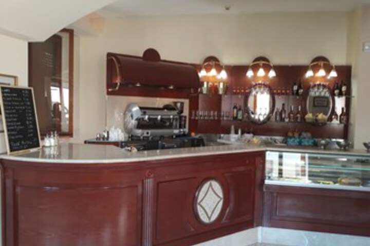 Lounge 2 of 24
