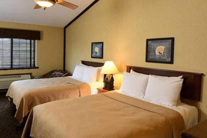 2 Double Beds (10 of 12)