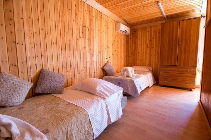 Room 7 of 99