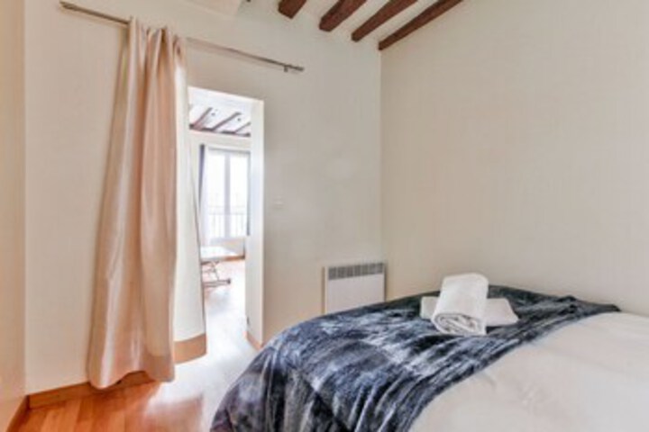 Room 9 of 16