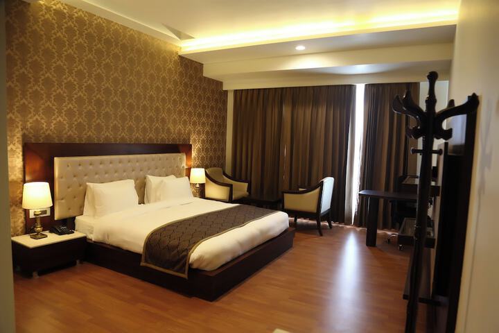 Room 5 of 16