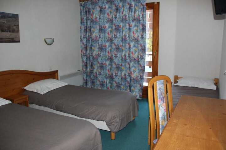 Room 9 of 28